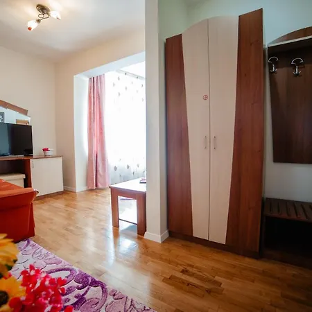 Pensiunea Floare De Colt Hotel 3*